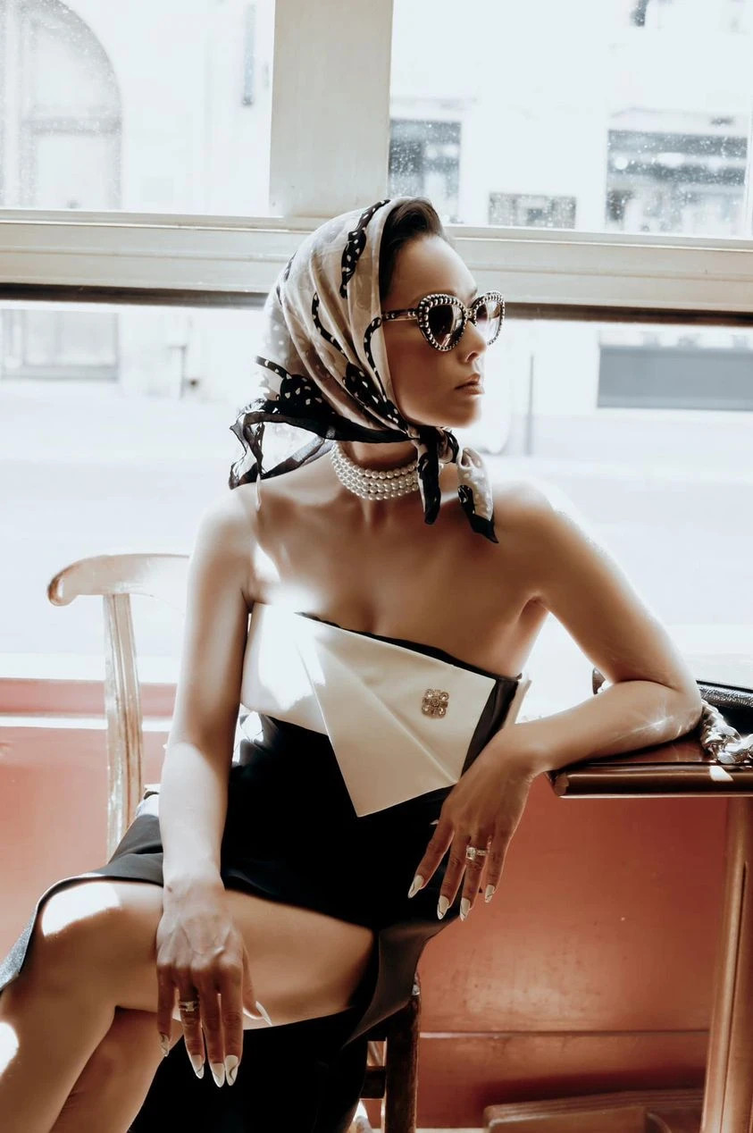 Là diễn viên, ca sĩ có nhiều hoạt động cống hiến cho nghệ thuật nước nhà, Nhật Kim Anh thường xuyên nhận được nhiều lời mời tham gia các dự án phim. “Sắp tới tôi sẽ kết hợp với một vài đạo diễn và ê kíp sản xuất tại Mỹ để thực hiện những dự án mà mình ấp ủ nhiều năm qua. Hi vọng mọi người sẽ luôn yêu thương và chờ đón”, cô tâm sự Là diễn viên, ca sĩ có nhiều hoạt động cống hiến cho nghệ thuật nước nhà, Nhật Kim Anh thường xuyên nhận được nhiều lời mời tham gia các dự án phim. “Sắp tới tôi sẽ kết hợp với một vài đạo diễn và ê kíp sản xuất tại Mỹ để thực hiện những dự án mà mình ấp ủ nhiều năm qua. Hi vọng mọi người sẽ luôn yêu thương và chờ đón”, cô tâm sự