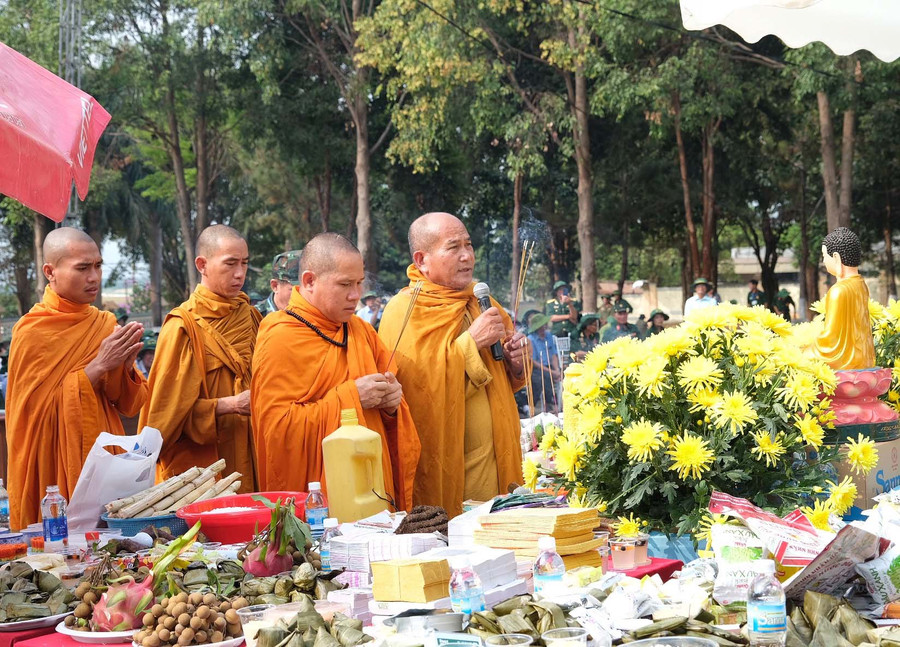 Lễ cầu siêu cho các anh linh liệt sĩ quân tình nguyện chiến trường K và những người đã ngã xuống. Ảnh: Đức Thụy Lễ cầu siêu cho các anh linh liệt sĩ quân tình nguyện chiến trường K và những người đã ngã xuống. Ảnh: Đức Thụy