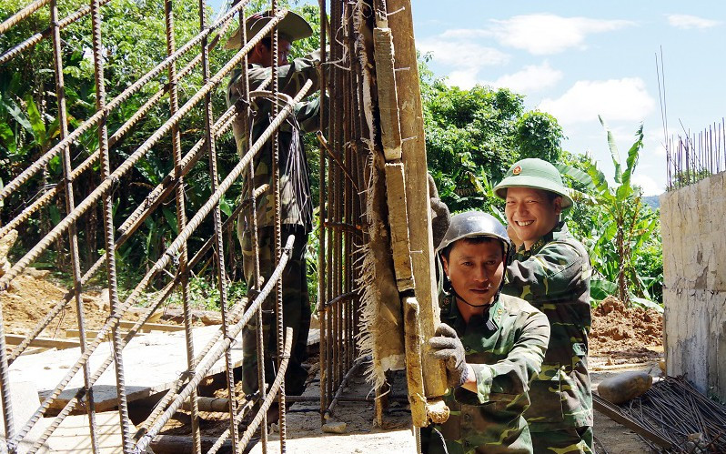 Bộ đội Biên phòng Việt Nam hỗ trợ người dân khu vực biên giới nước bạn Lào xây dựng các công trình dân sinh Bộ đội Biên phòng Việt Nam hỗ trợ người dân khu vực biên giới nước bạn Lào xây dựng các công trình dân sinh