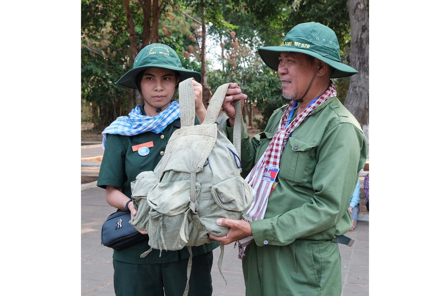 Một người lính trao tặng lại chiếc ba lô mang về từ chiến trường K. Ảnh: Hoàng Ngọc Một người lính trao tặng lại chiếc ba lô mang về từ chiến trường K. Ảnh: Hoàng Ngọc