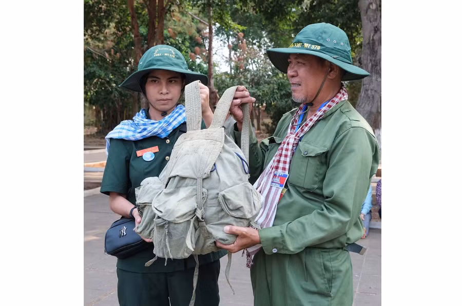 Một người lính trao tặng lại chiếc ba lô mang về từ chiến trường K. Ảnh: Hoàng Ngọc