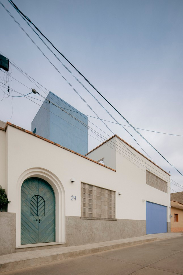 Căn nhà có mặt tiền "kín cổng cao tường" nhưng không hề gợi cảm giác "xa cách" bởi đường nét tối giản và sự phối trộn tinh tế giữa sắc trắng, lam gần gũi. Căn nhà có mặt tiền "kín cổng cao tường" nhưng không hề gợi cảm giác "xa cách" bởi đường nét tối giản và sự phối trộn tinh tế giữa sắc trắng, lam gần gũi.