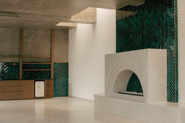 Bố cục căn nhà được chia làm hai phần với không gian sinh hoạt riêng tư chính ở phía trước và sân vườn, phòng khách lớn có lò sưởi ở phía sau phục vụ cho nhu cầu giải trí của gia chủ. Các vật liệu được sử dụng như gạch, ngói và sàn đất sét đều được sản xuất tại địa phương, tạo nên sự hài hòa, gần gũi cho tổng thể căn nhà. Bố cục căn nhà được chia làm hai phần với không gian sinh hoạt riêng tư chính ở phía trước và sân vườn, phòng khách lớn có lò sưởi ở phía sau phục vụ cho nhu cầu giải trí của gia chủ. Các vật liệu được sử dụng như gạch, ngói và sàn đất sét đều được sản xuất tại địa phương, tạo nên sự hài hòa, gần gũi cho tổng thể căn nhà.