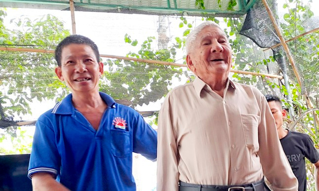 Hai cha con vui mừng ngày đoàn tụ. Ảnh: Trương Định