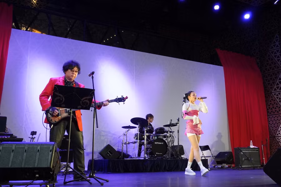 Được biết, đây là lần đầu tiên nữ ca sĩ gốc Hải Phòng biểu diễn ở nước ngoài. Chính vì thế, cô cảm thấy rất hạnh phúc và cố gắng chuẩn bị mọi thứ một cách chỉn chu nhất