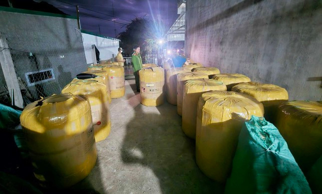 Công an khám xét kho hàng chứa mũ bảo hiểm làm giả một thương hiệu nổi tiếng
