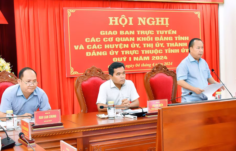 Phó Bí thư Thường trực Tỉnh ủy, Trưởng đoàn đại biểu Quốc hội tỉnh Châu Ngọc Tuấn phát biểu tại hội nghị. Ảnh: Đ.T