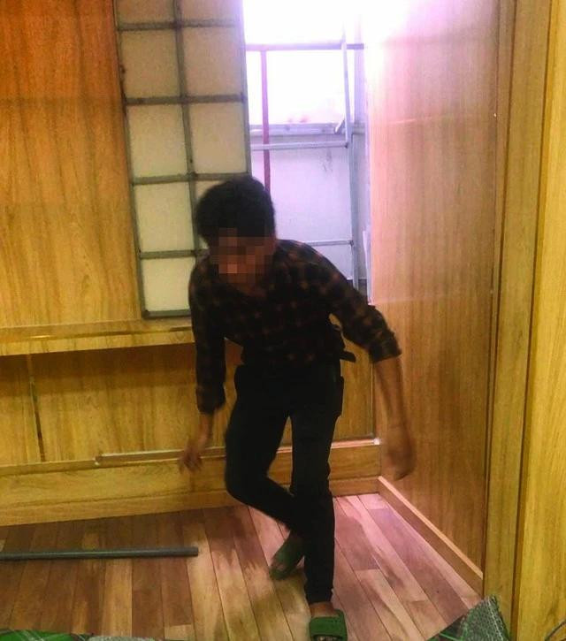 Phụ tá L. trốn trong phòng khi đoàn kiểm tra đến