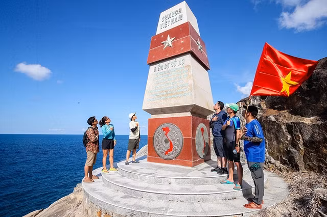 Hát quốc ca bên điểm mốc A3, tháng 5.2024 Hát quốc ca bên điểm mốc A3, tháng 5.2024