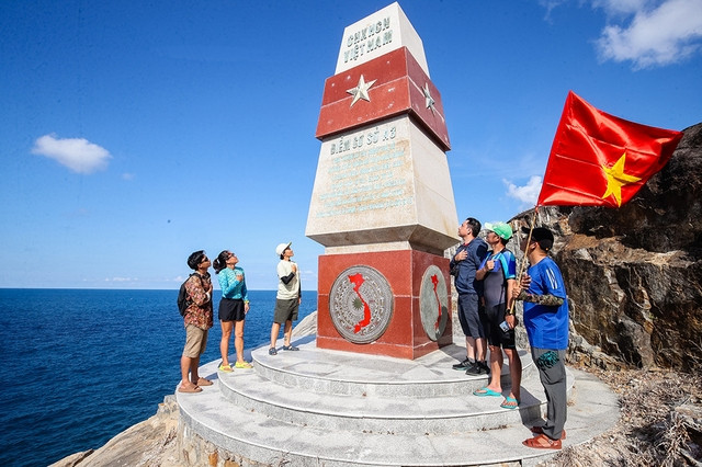 Hát quốc ca bên điểm mốc A3, tháng 5.2024