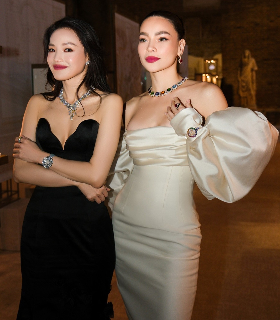 Khi tham gia sự kiện, Hồ Ngọc Hà luôn chuẩn bị chu đáo về trang phục, trang điểm. Khí chất sang trọng quyền lực, biểu hiện xuất sắc, giúp Hồ Ngọc Hà tỏa sáng dù đọ sắc với những nghệ sĩ nổi tiếng trên thế giới. Khi tham gia sự kiện, Hồ Ngọc Hà luôn chuẩn bị chu đáo về trang phục, trang điểm. Khí chất sang trọng quyền lực, biểu hiện xuất sắc, giúp Hồ Ngọc Hà tỏa sáng dù đọ sắc với những nghệ sĩ nổi tiếng trên thế giới.