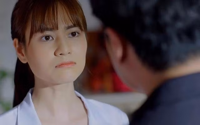 Nữ chính nhận nhiều chỉ trích vì cách hành xử vô lý.