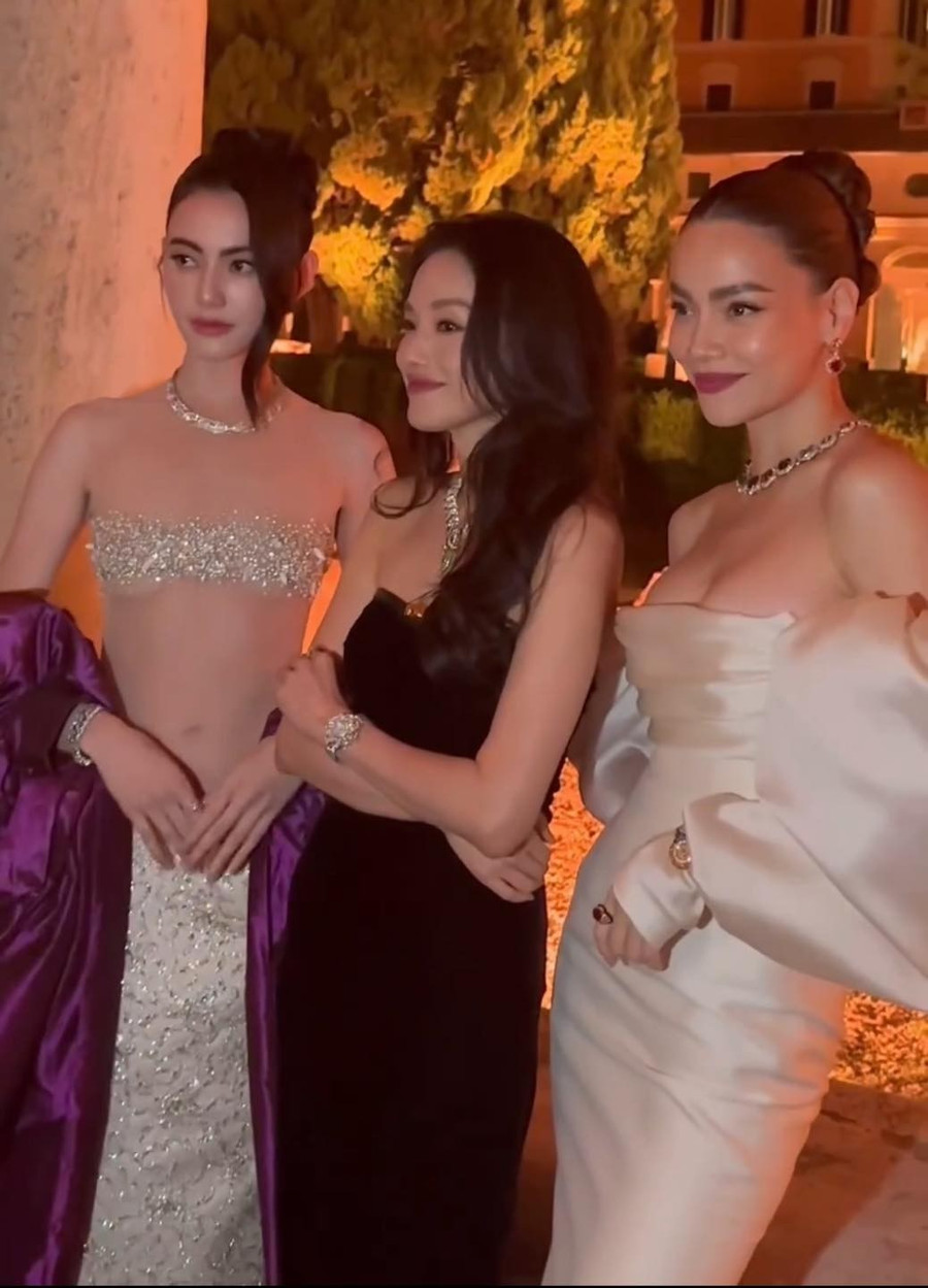 Tối 22/5, nữ diễn viên Thư Kỳ tham gia sự kiện của hãng trang sức cao cấp Bvlgari. Ngoài ra, chương trình còn có sự góp mặt của hai ngôi sao nổi tiếng là diễn viên Thái Lan Mai Davika và ca sĩ Hồ Ngọc Hà của Việt Nam. Tối 22/5, nữ diễn viên Thư Kỳ tham gia sự kiện của hãng trang sức cao cấp Bvlgari. Ngoài ra, chương trình còn có sự góp mặt của hai ngôi sao nổi tiếng là diễn viên Thái Lan Mai Davika và ca sĩ Hồ Ngọc Hà của Việt Nam.