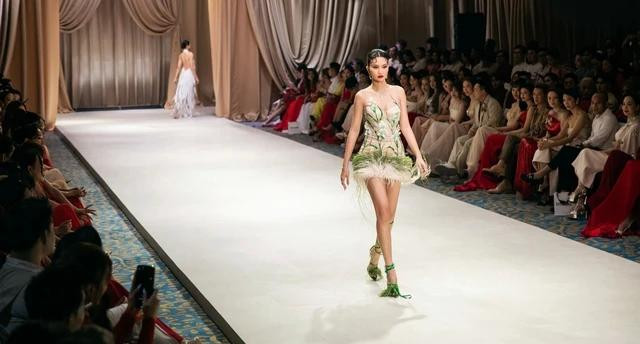 Bên cạnh đó các kiểu áo bất đối xứng, cách xử lý làm nhăn vải tự nhiên cũng được ứng dụng tạo nên những nếp xếp 3D rất thời trang, hợp thời đại. Một trong những chi tiết đặc trưng của NTK cũng được sử dụng trong show diễn lần này là cách xử lý in ấn, đính kết hình ảnh vóc dáng người phụ nữ trực tiếp lên trang phục, từ đó cho thấy cách anh tôn vinh hình thể phái đẹp.