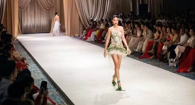 Bên cạnh đó các kiểu áo bất đối xứng, cách xử lý làm nhăn vải tự nhiên cũng được ứng dụng tạo nên những nếp xếp 3D rất thời trang, hợp thời đại. Một trong những chi tiết đặc trưng của NTK cũng được sử dụng trong show diễn lần này là cách xử lý in ấn, đính kết hình ảnh vóc dáng người phụ nữ trực tiếp lên trang phục, từ đó cho thấy cách anh tôn vinh hình thể phái đẹp.