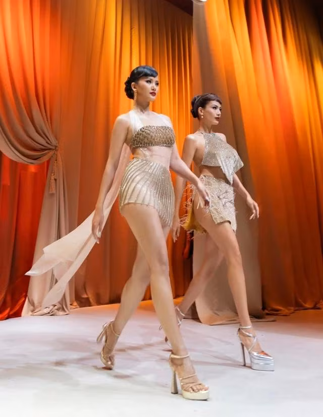 Màn catwalk đôi của Như Vân, Hương Ly khiến cả khán phòng vỡ òa. Ngoài trang phục ấn tượng thì kỹ năng trình diễn, catwalk đồng điệu của hai người đẹp khiến không khí show diễn thêm nóng lên.