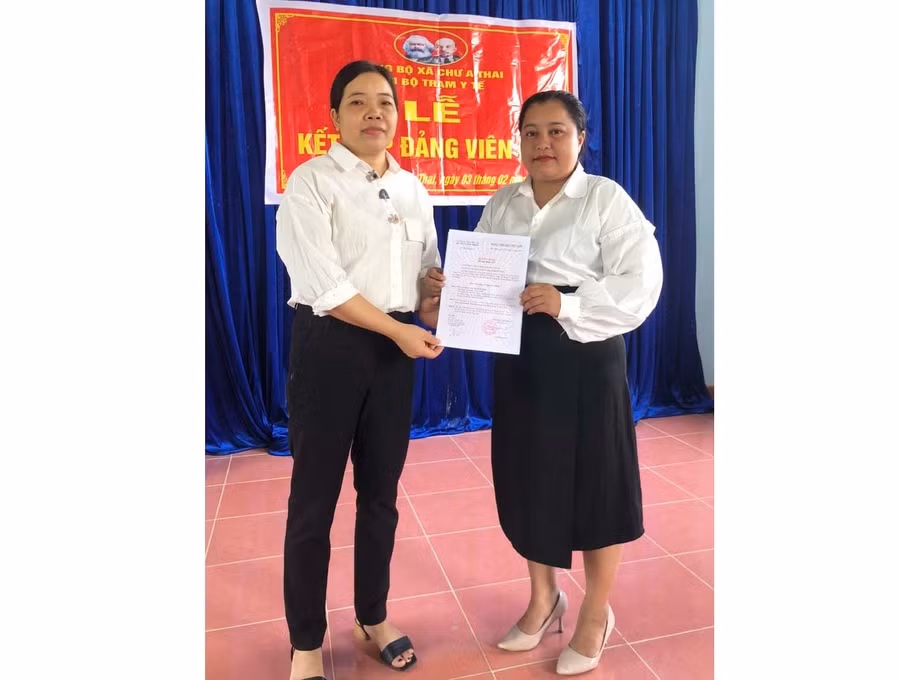 Lễ kết nạp đảng viên mới tại Chi bộ Trạm y tế xã Chư A Thai. Ảnh: Nguyễn Thân