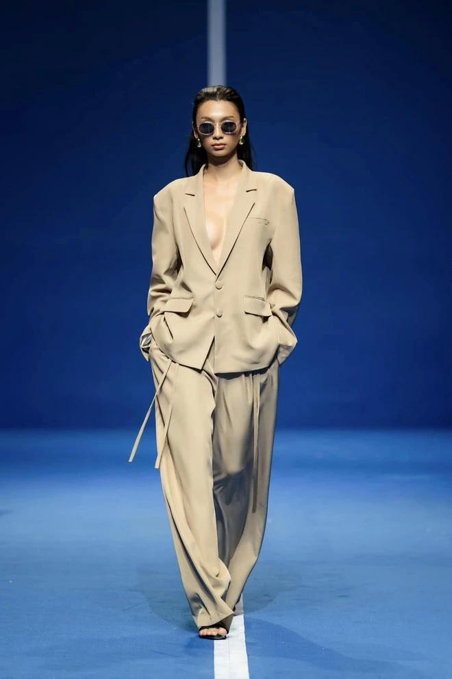 Hình ảnh người phụ nữ hiện đại, mạnh mẽ và cá tính thể hiện qua phom dáng blazer menswear thời thượng đặc trưng của Esther Studios - thương hiệu chiến thắng hạng mục Nhà bán nổi bật trên nền tảng BIDU Hình ảnh người phụ nữ hiện đại, mạnh mẽ và cá tính thể hiện qua phom dáng blazer menswear thời thượng đặc trưng của Esther Studios - thương hiệu chiến thắng hạng mục Nhà bán nổi bật trên nền tảng BIDU