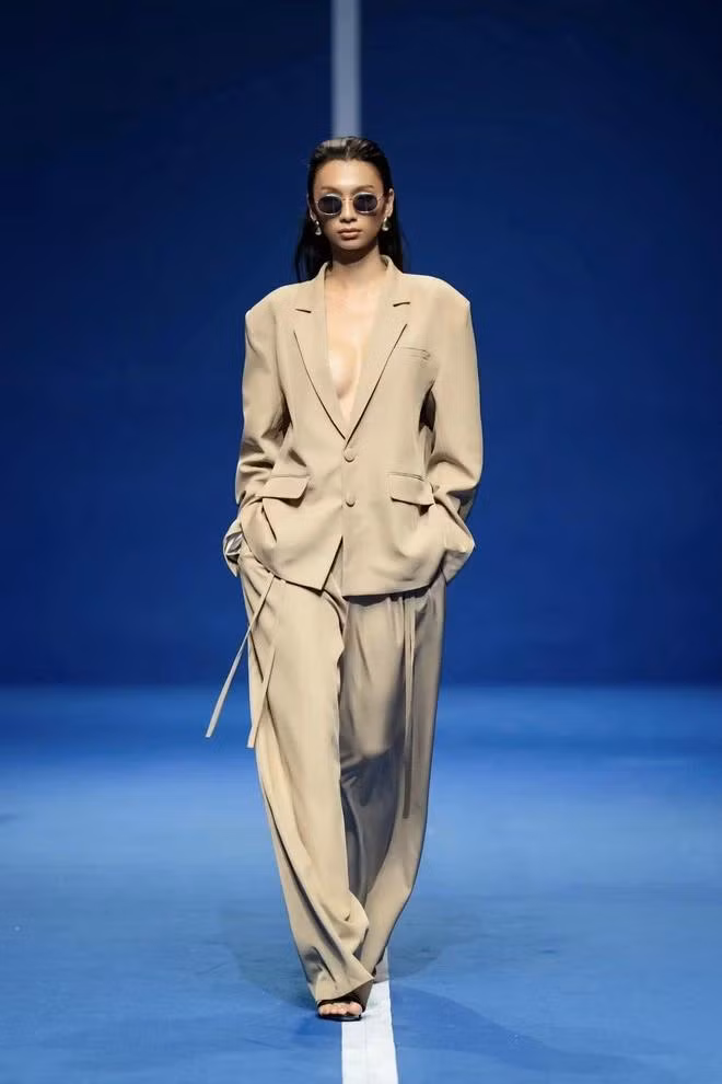 Hình ảnh người phụ nữ hiện đại, mạnh mẽ và cá tính thể hiện qua phom dáng blazer menswear thời thượng đặc trưng của Esther Studios - thương hiệu chiến thắng hạng mục Nhà bán nổi bật trên nền tảng BIDU