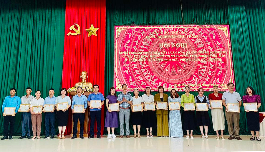 Chủ tịch UBND huyện Chư Prông Vũ Đình Hạnh tặng giấy khen cho các cá nhân có thành tích xuất sắc trong học tập và làm theo gương Bác. Ảnh: N.H