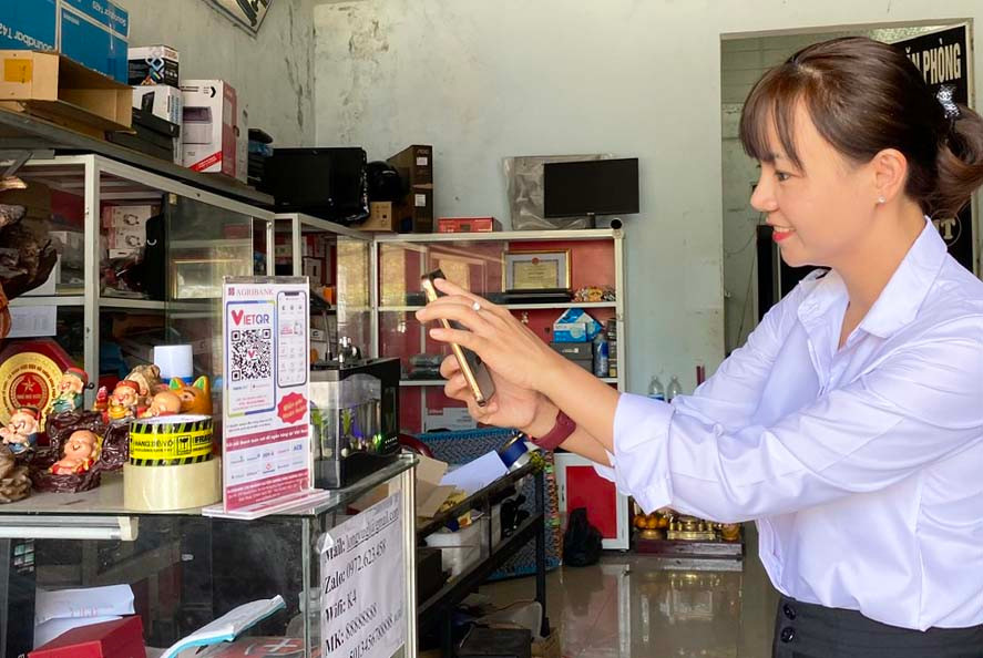 Nhằm đảm bảo an ninh, an toàn giao dịch trực tuyến, ngân hàng triển khai xác thực sinh trắc học bằng thẻ CCCD gắn chip khi khách hàng giao dịch trực tuyến. Ảnh: S.C Nhằm đảm bảo an ninh, an toàn giao dịch trực tuyến, ngân hàng triển khai xác thực sinh trắc học bằng thẻ CCCD gắn chip khi khách hàng giao dịch trực tuyến. Ảnh: S.C