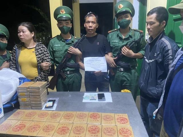 Phòng PCMT-TP Bộ Chỉ huy BĐBP tỉnh Kon Tum bắt giữ Đức và Tuyết, thu giữ 11 kg ma túy