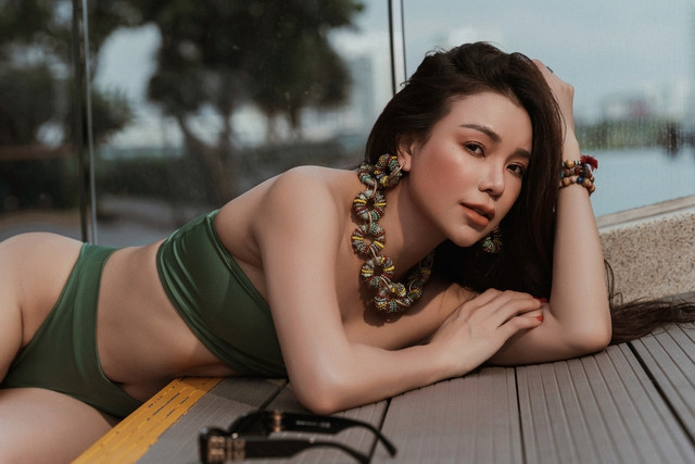 Trà Ngọc Hằng chọn thêm phụ kiện đính kèm Trà Ngọc Hằng chọn thêm phụ kiện đính kèm