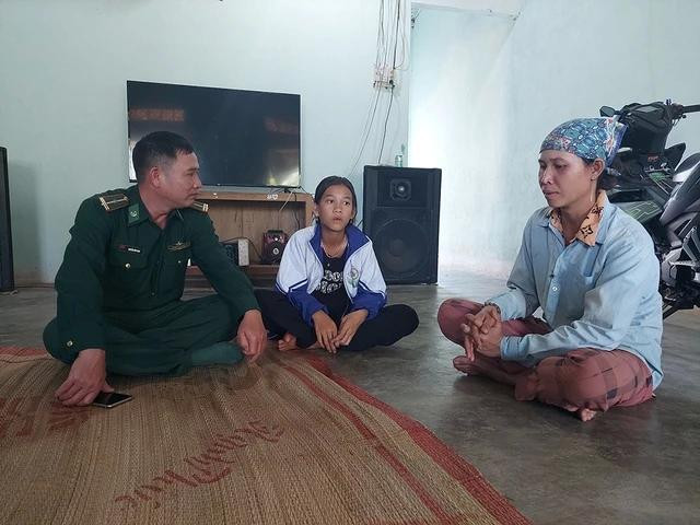 Thiếu tá Nguyễn Hữu Nam đến thăm nhà con nuôi Y Uyên Thiếu tá Nguyễn Hữu Nam đến thăm nhà con nuôi Y Uyên