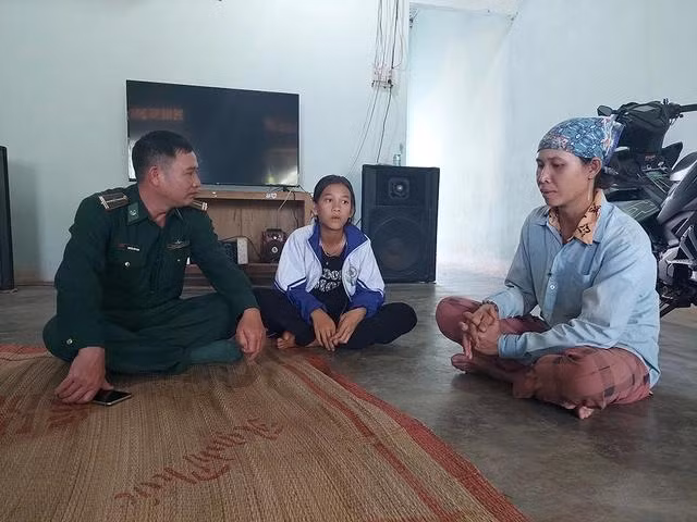 Thiếu tá Nguyễn Hữu Nam đến thăm nhà con nuôi Y Uyên