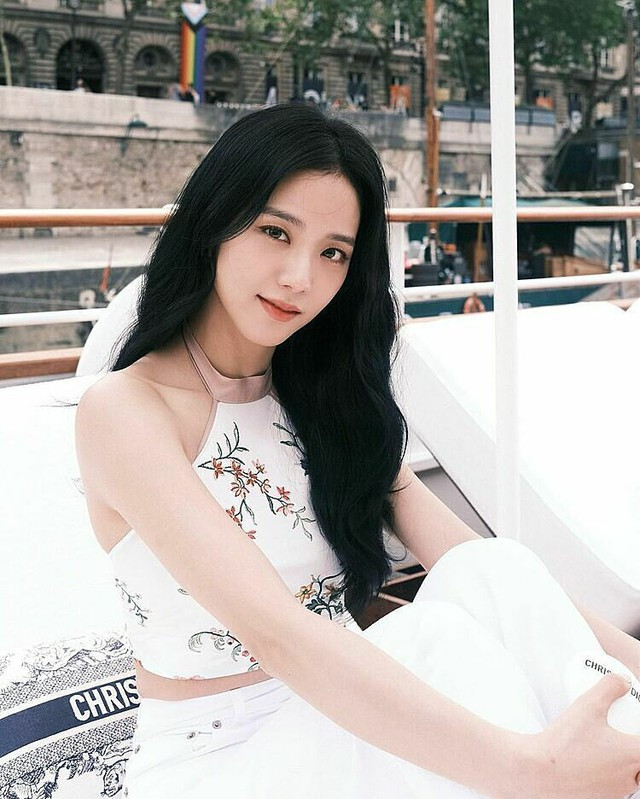 Jisoo là chị cả của nhóm Blackpink. Cô có gia thế giàu có nhưng kín tiếng