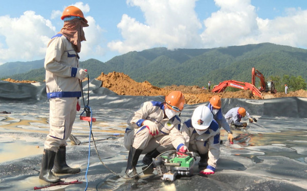 Binh chủng hóa học làm sạch dioxin tại sân bay A So. Ảnh: Ban chỉ huy Quân sự tỉnh Thừa Thiên Huế. Binh chủng hóa học làm sạch dioxin tại sân bay A So. Ảnh: Ban chỉ huy Quân sự tỉnh Thừa Thiên Huế.