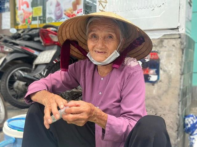 Bà Mai bán chè ở TP.HCM đã hơn 30 năm Bà Mai bán chè ở TP.HCM đã hơn 30 năm