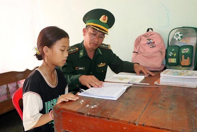 Tranh thủ thời gian rảnh, thiếu tá Nguyễn Hữu Nam hướng dẫn con nuôi làm bài tập Tranh thủ thời gian rảnh, thiếu tá Nguyễn Hữu Nam hướng dẫn con nuôi làm bài tập