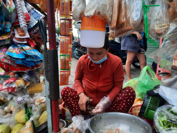 Bà Nguyệt vẫn cặm cụi với gánh hàng rong bên đường dưới cái nắng như thiêu đốt. Bà Nguyệt vẫn cặm cụi với gánh hàng rong bên đường dưới cái nắng như thiêu đốt.