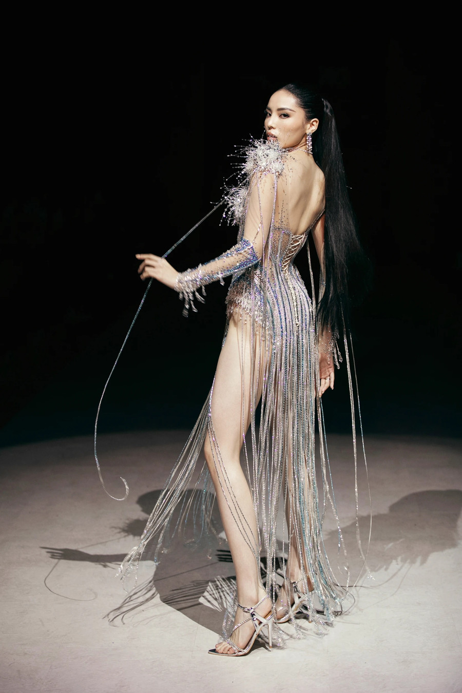 Với phần 2 là những thiết kế đặc sắc, cầu kỳ hơn, tập trung vào cách xử lý đính kết, tạo phom dáng công phu. Hoa hậu Kỳ Duyên được khen đẹp như “nàng tiên băng giá” trên sàn runway khi diễn mở màn phần 2 trong thiết kế đính kết lấp lánh với cách xử lý cầu vai ấn tượng đi cùng đường cắt cao quyến rũ.