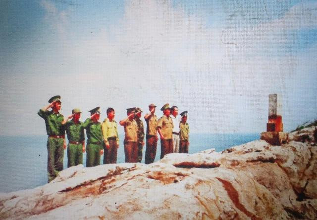 Lực lượng tuần tra của H.Côn Đảo chào mốc giới trên đảo Hòn Anh, năm 2005 Lực lượng tuần tra của H.Côn Đảo chào mốc giới trên đảo Hòn Anh, năm 2005