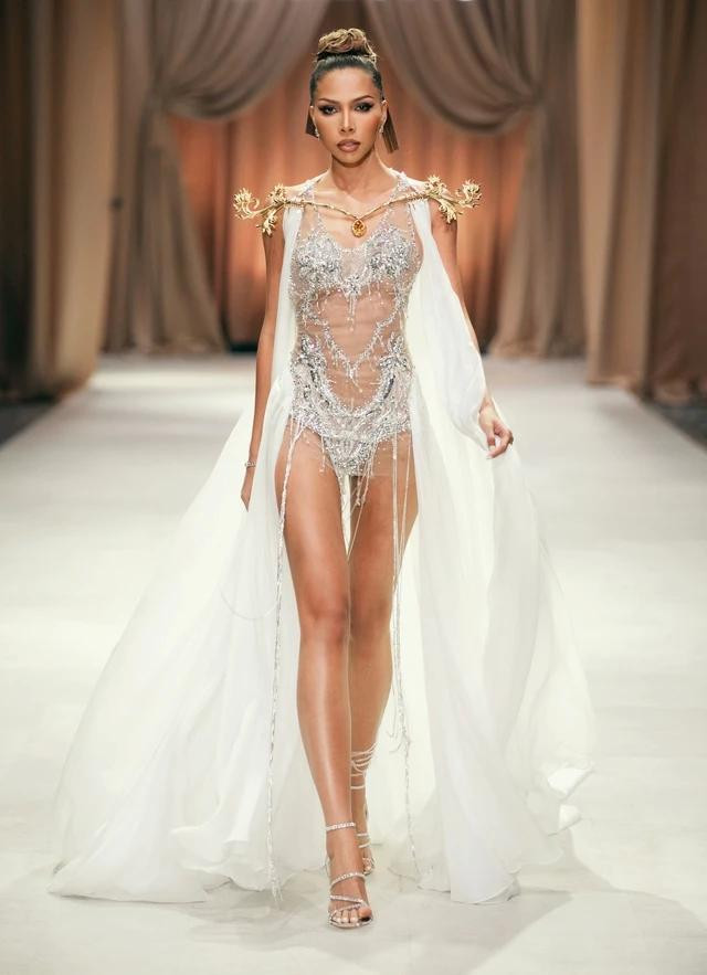 Siêu mẫu Minh Triệu đảm nhận vị trí &quot;first face&quot; trong mẫu đầm ngắn đính kết trên nền vải xuyên thấu kèm áo choàng