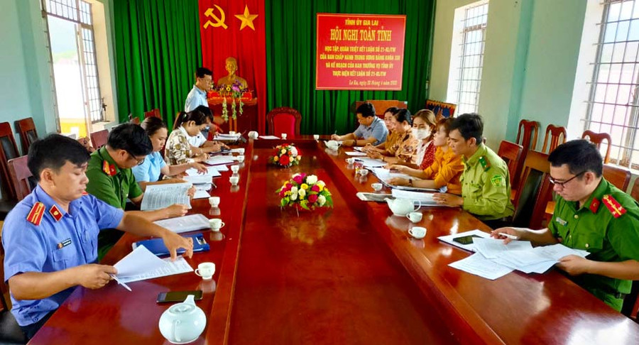 Đoàn giám sát HĐND huyện Kbang làm việc với UBND xã Lơ Ku. Ảnh: N.M