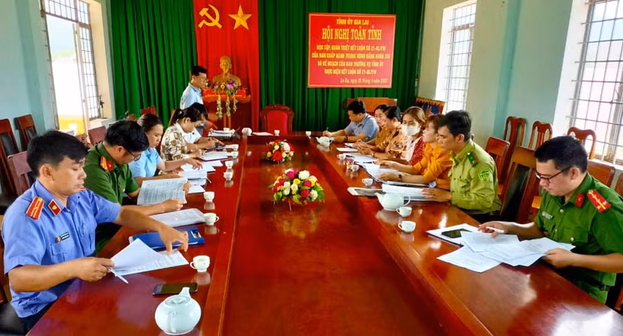 Đoàn giám sát HĐND huyện Kbang làm việc với UBND xã Lơ Ku. Ảnh: N.M