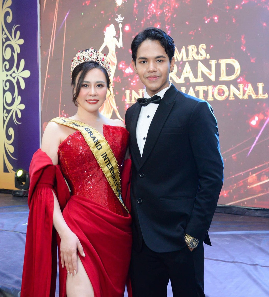 Chủ tịch Mrs Grand International, ông Khunn Hset Han và Hoa hậu Phan Kim Oanh. (Ảnh: BTC)