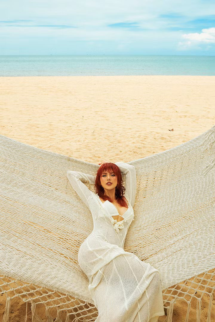 Trong bộ ảnh này, điểm đáng chú ý của Miss Universe Vietnam 2023 là mái tóc đỏ rực.