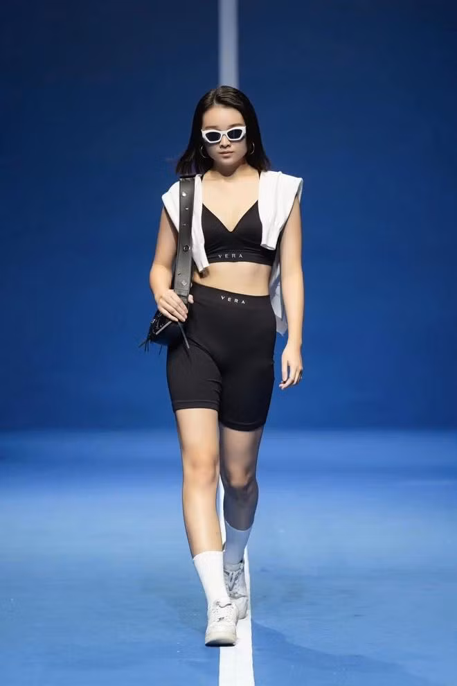 Vera by Chi Pu mở màn CLP 7 bằng những thiết kế homewear thời thượng trong bộ sưu tập Still me, Steel me đi cùng thông điệp luôn mạnh mẽ, đứng vững trước mọi tác động của môi trường xung quanh