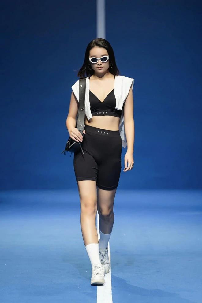 Vera by Chi Pu mở màn CLP 7 bằng những thiết kế homewear thời thượng trong bộ sưu tập Still me, Steel me đi cùng thông điệp luôn mạnh mẽ, đứng vững trước mọi tác động của môi trường xung quanh Vera by Chi Pu mở màn CLP 7 bằng những thiết kế homewear thời thượng trong bộ sưu tập Still me, Steel me đi cùng thông điệp luôn mạnh mẽ, đứng vững trước mọi tác động của môi trường xung quanh