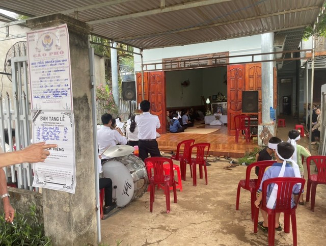 Tổ chức tang lễ cho các nạn nhân Tổ chức tang lễ cho các nạn nhân