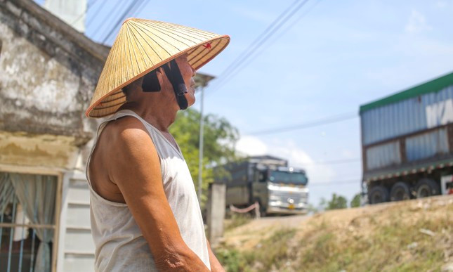 Nhiều nhà dân ở xã Tây Giang (huyện Tây Sơn) bị tụt xuống sâu so với mặt đường khi triển khai dự án nâng cấp QL19. Ảnh: Trương Định Nhiều nhà dân ở xã Tây Giang (huyện Tây Sơn) bị tụt xuống sâu so với mặt đường khi triển khai dự án nâng cấp QL19. Ảnh: Trương Định