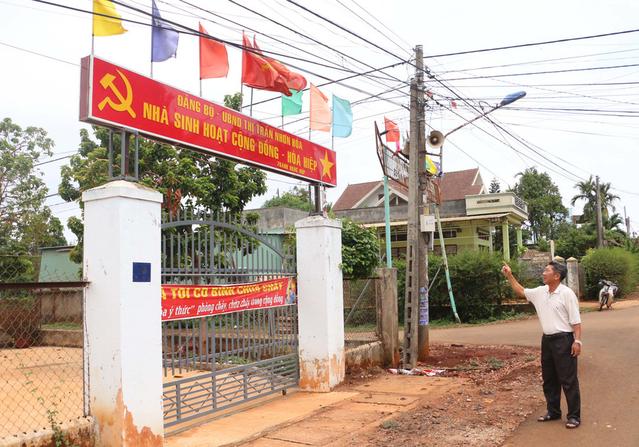 Theo ông Trần Ngọc Thái-Bí thư Chi bộ kiêm Trưởng thôn Hòa Hiệp (thị trấn Nhơn Hòa), sau khi nhất thể hóa, việc ban hành và triển khai nghị quyết của chi bộ thuận tiện, thông suốt hơn. Ảnh: Q.T Theo ông Trần Ngọc Thái-Bí thư Chi bộ kiêm Trưởng thôn Hòa Hiệp (thị trấn Nhơn Hòa), sau khi nhất thể hóa, việc ban hành và triển khai nghị quyết của chi bộ thuận tiện, thông suốt hơn. Ảnh: Q.T