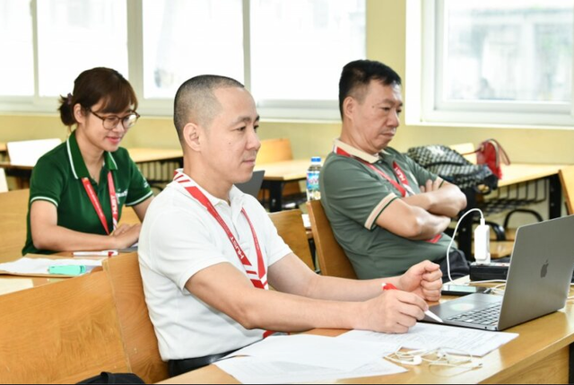 Các giám khảo phỏng vấn thí sinh xét tuyển tài năng Các giám khảo phỏng vấn thí sinh xét tuyển tài năng
