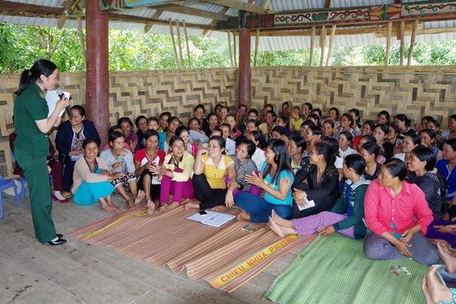 Bộ đội biên phòng tỉnh Kon Tum tuyên truyền, vận động người dân xóa bỏ hủ tục