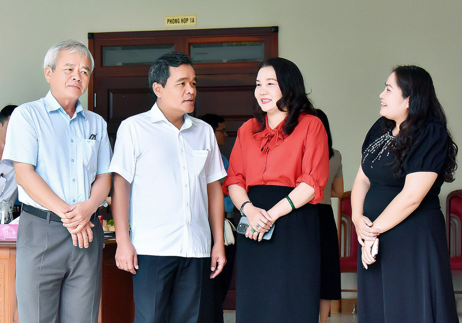 Bí thư Tỉnh ủy Hồ Văn Niên nói chuyện với cán bộ giáo viên đang công tác trong ngành giáo dục. Ảnh: Đ.T Bí thư Tỉnh ủy Hồ Văn Niên nói chuyện với cán bộ giáo viên đang công tác trong ngành giáo dục. Ảnh: Đ.T