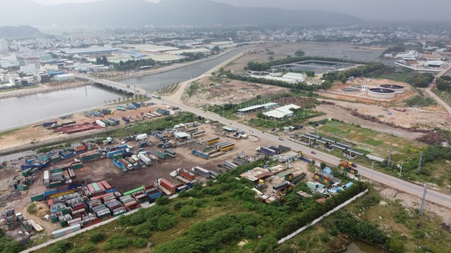 Hai khu đất A1 và A3 bị chiếm dụng làm bãi đậu xe trái phép trong thời gian qua Hai khu đất A1 và A3 bị chiếm dụng làm bãi đậu xe trái phép trong thời gian qua